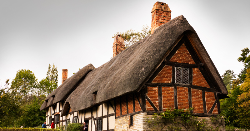 close up of Anne Hathaways house showing the thatched roof