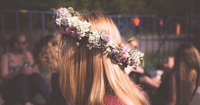 girl with flowers on the head midsommar