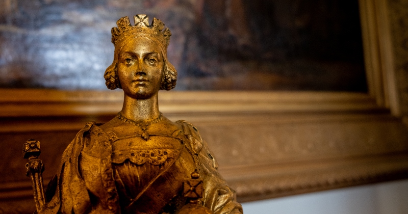 a bronze statue of a queen